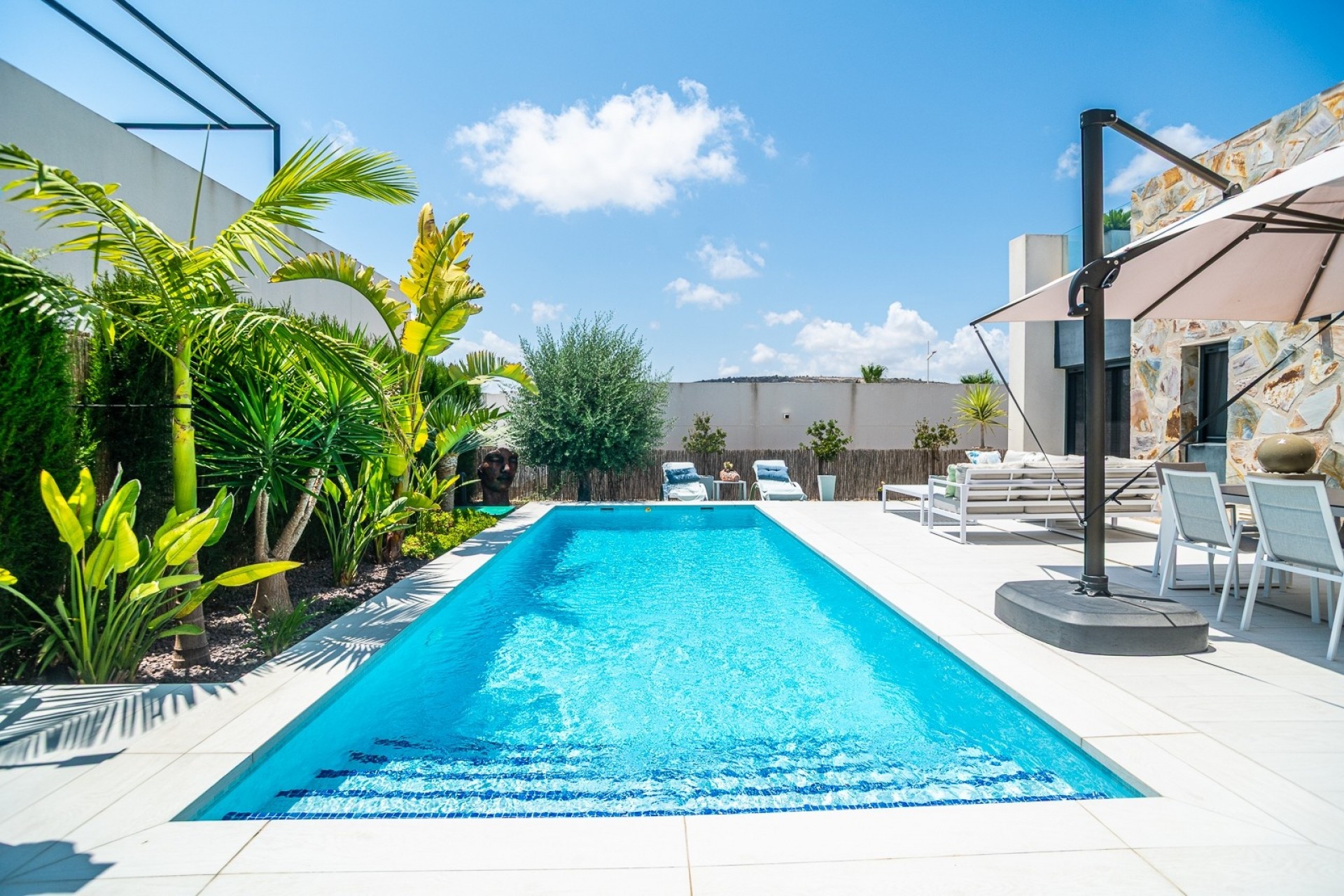 Resale - Villa -
ALGORFA - La Finca Golf