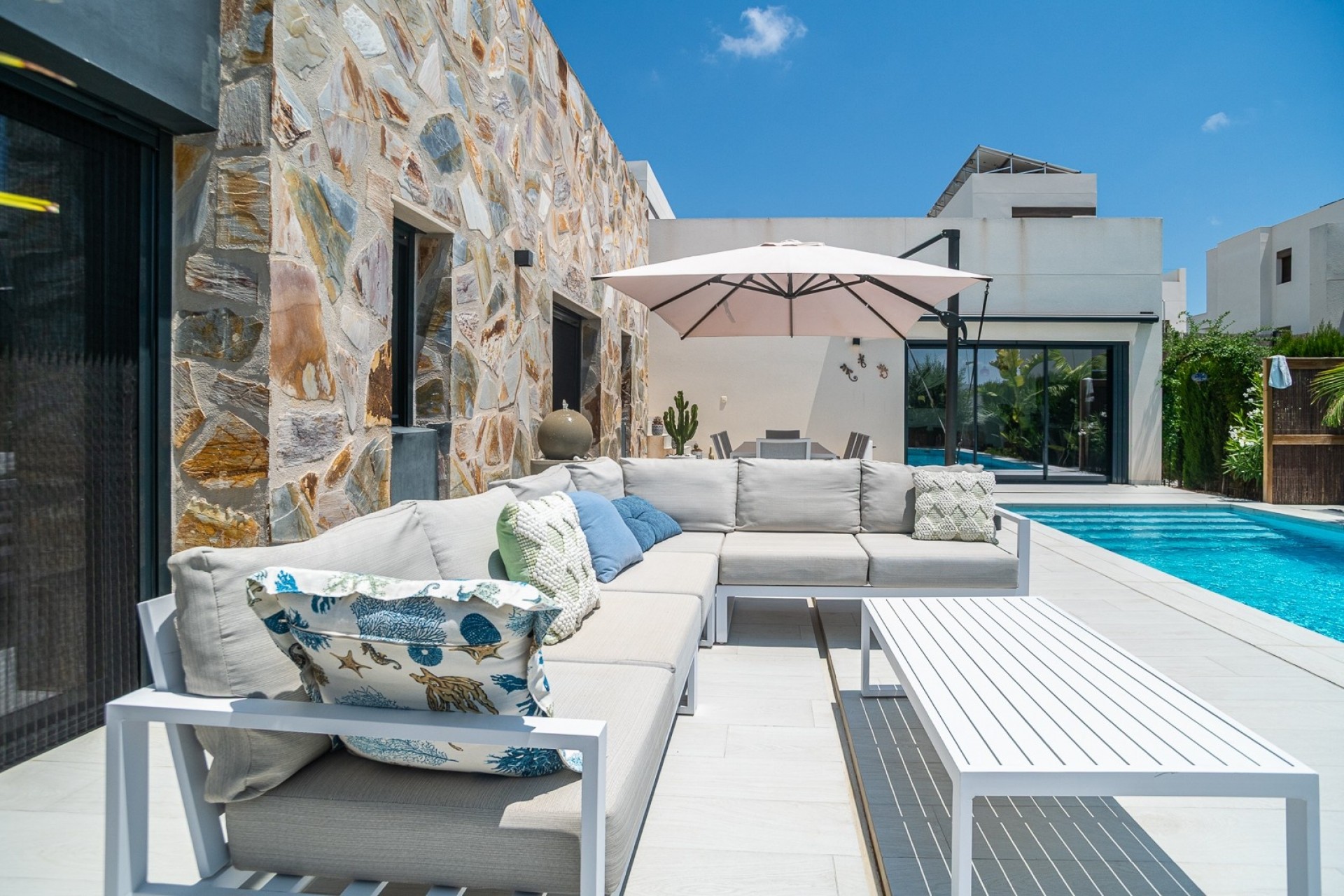 Resale - Villa -
ALGORFA - La Finca Golf