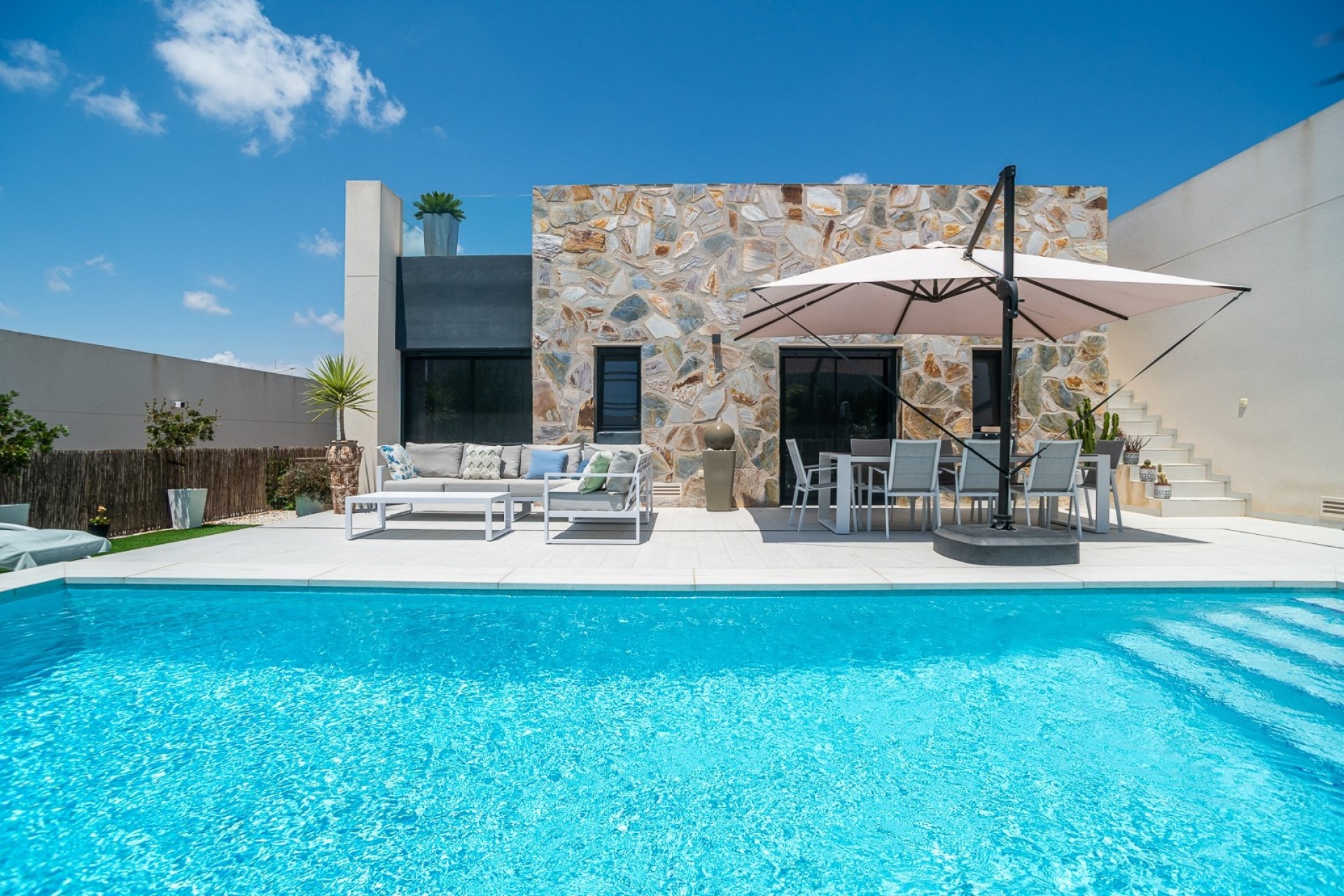 Resale - Villa -
ALGORFA - La Finca Golf