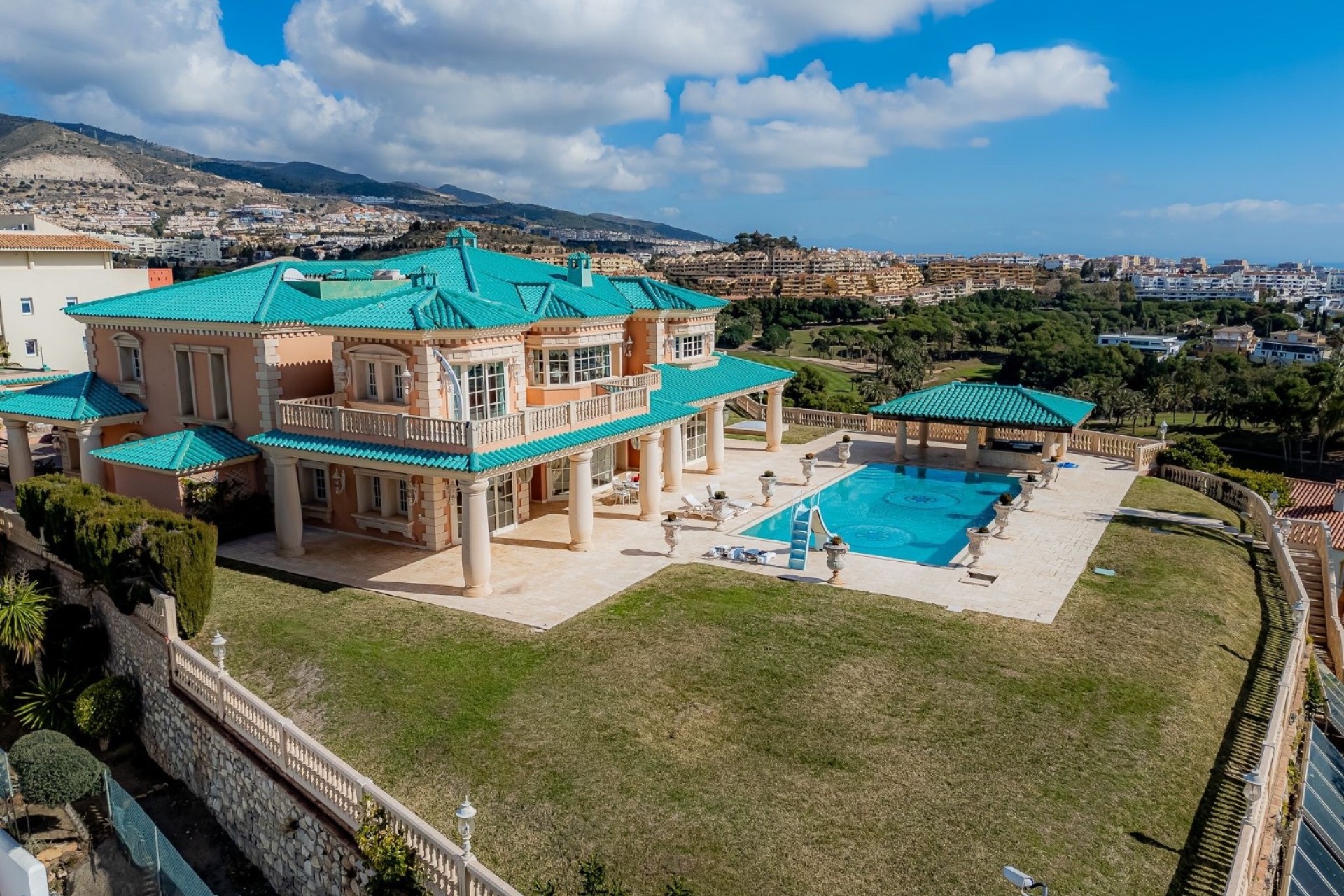 Resale - Villa -
Benalmadena
