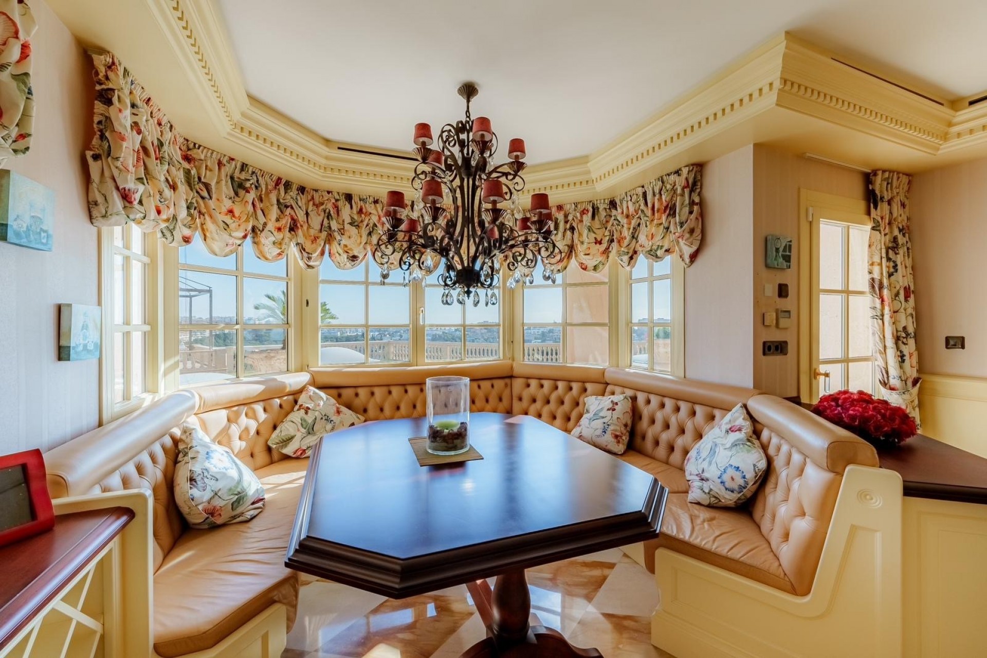 Resale - Villa -
Benalmadena