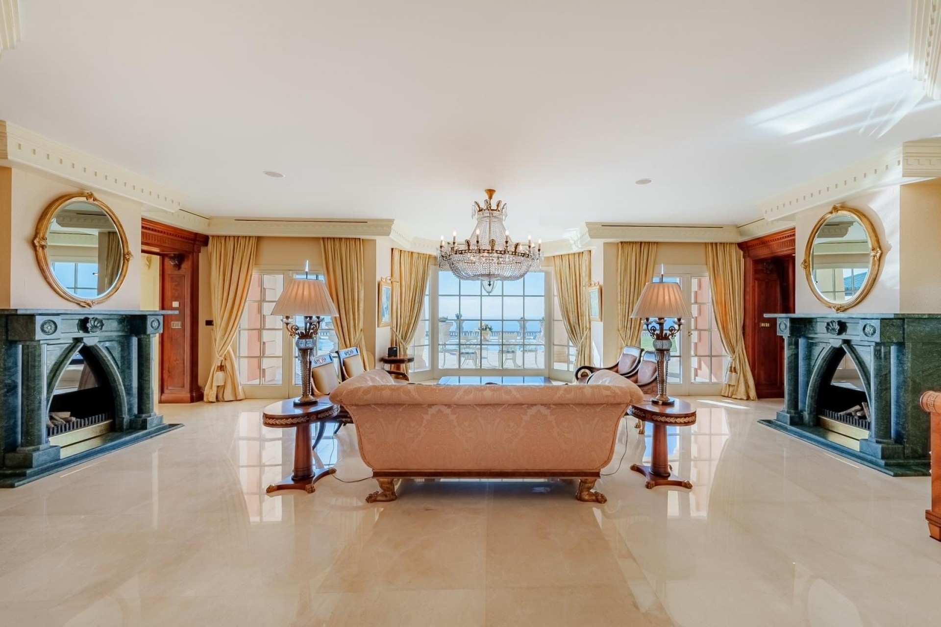 Resale - Villa -
Benalmadena