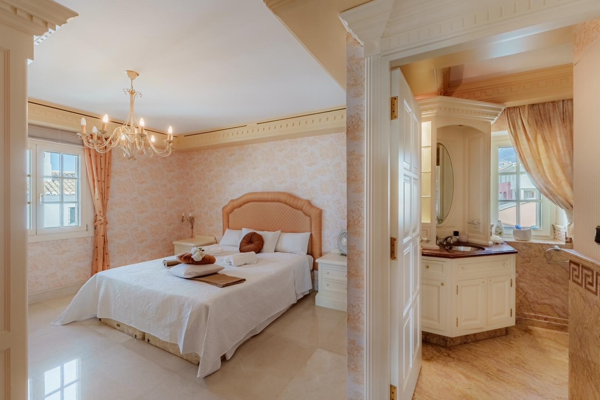 Resale - Villa -
Benalmadena