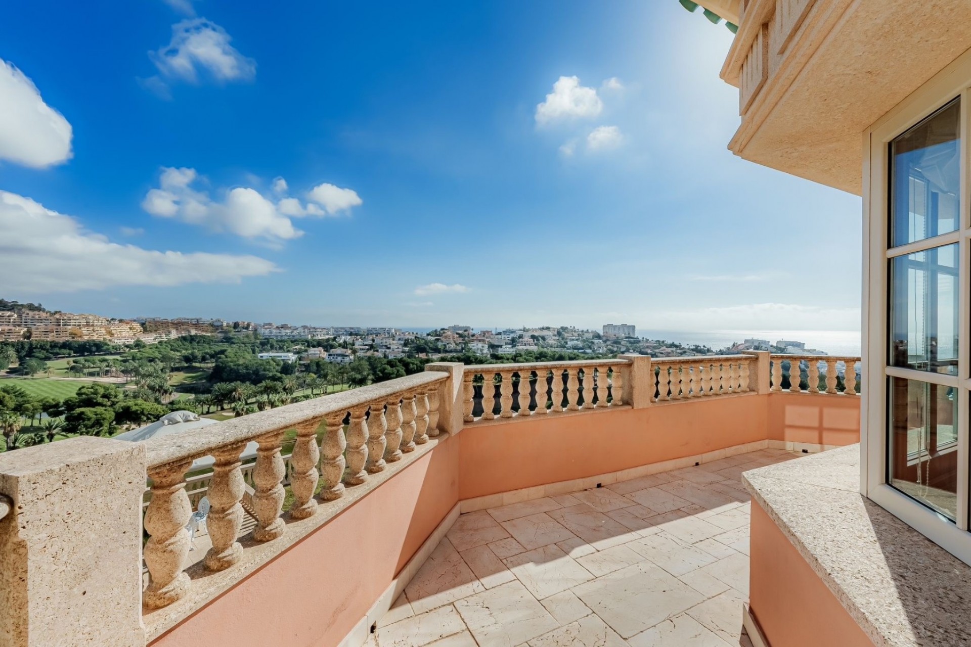 Resale - Villa -
Benalmadena