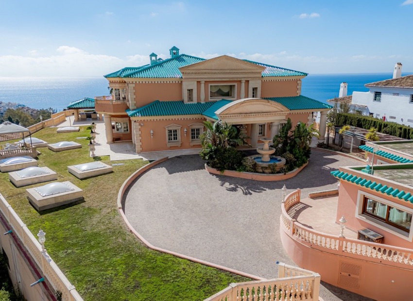 Resale - Villa -
Benalmadena