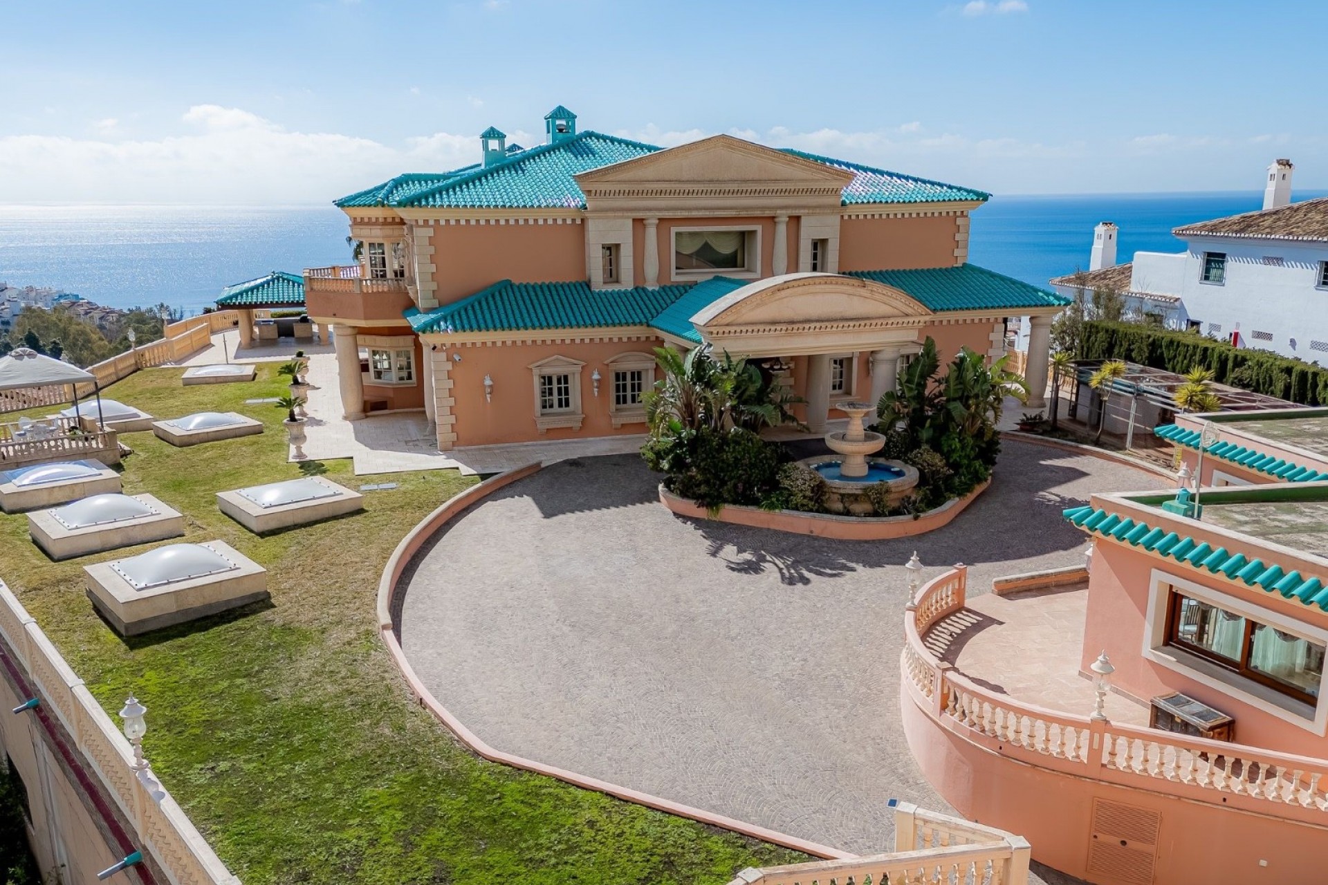 Resale - Villa -
Benalmadena