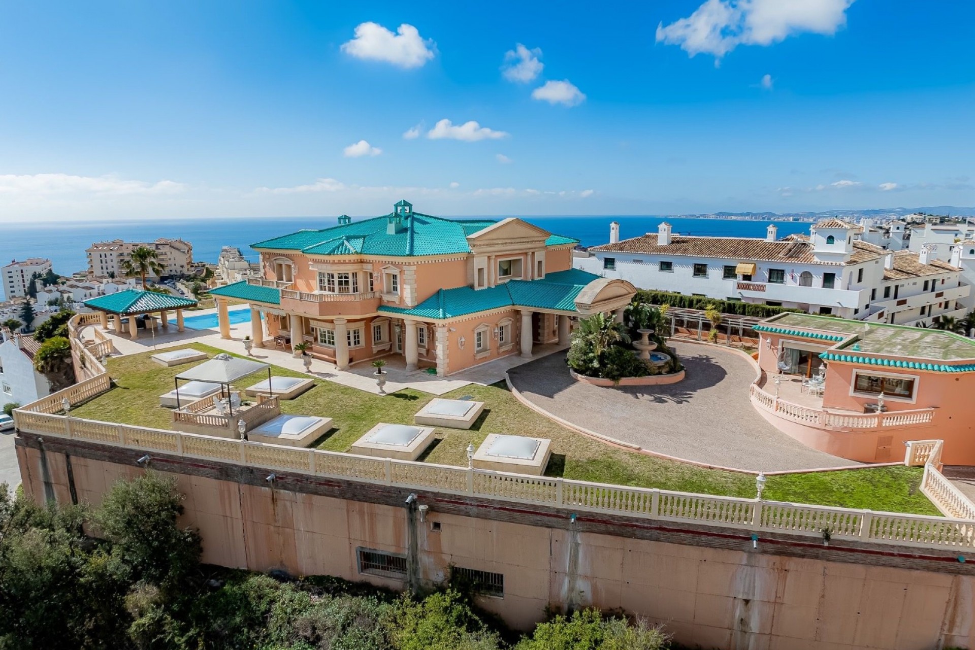 Resale - Villa -
Benalmadena