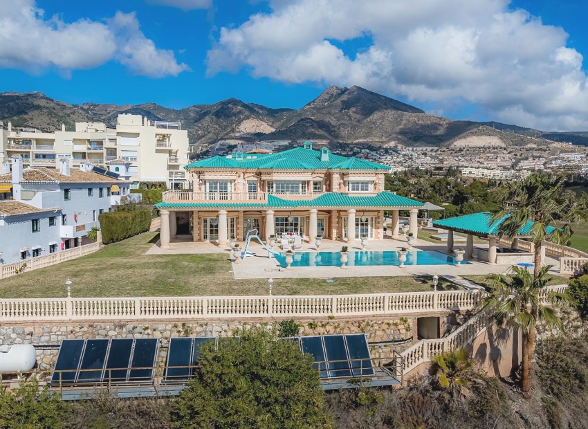 Resale - Villa -
Benalmadena