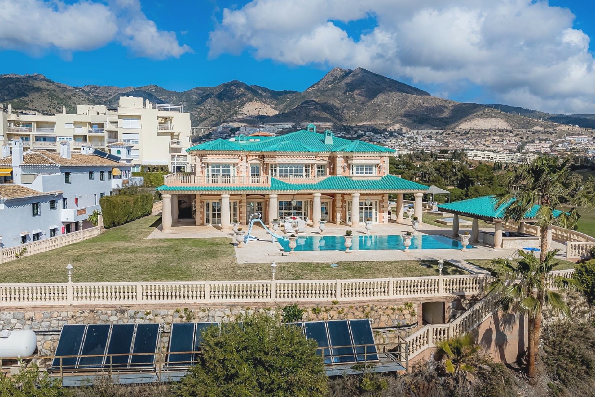 Resale - Villa -
Benalmadena
