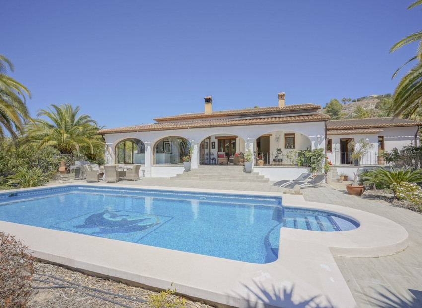 Resale - Villa -
Benissa - Partida Llenes