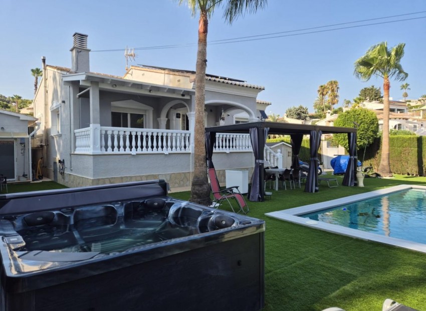 Resale - Villa -
Calpe - Cometa