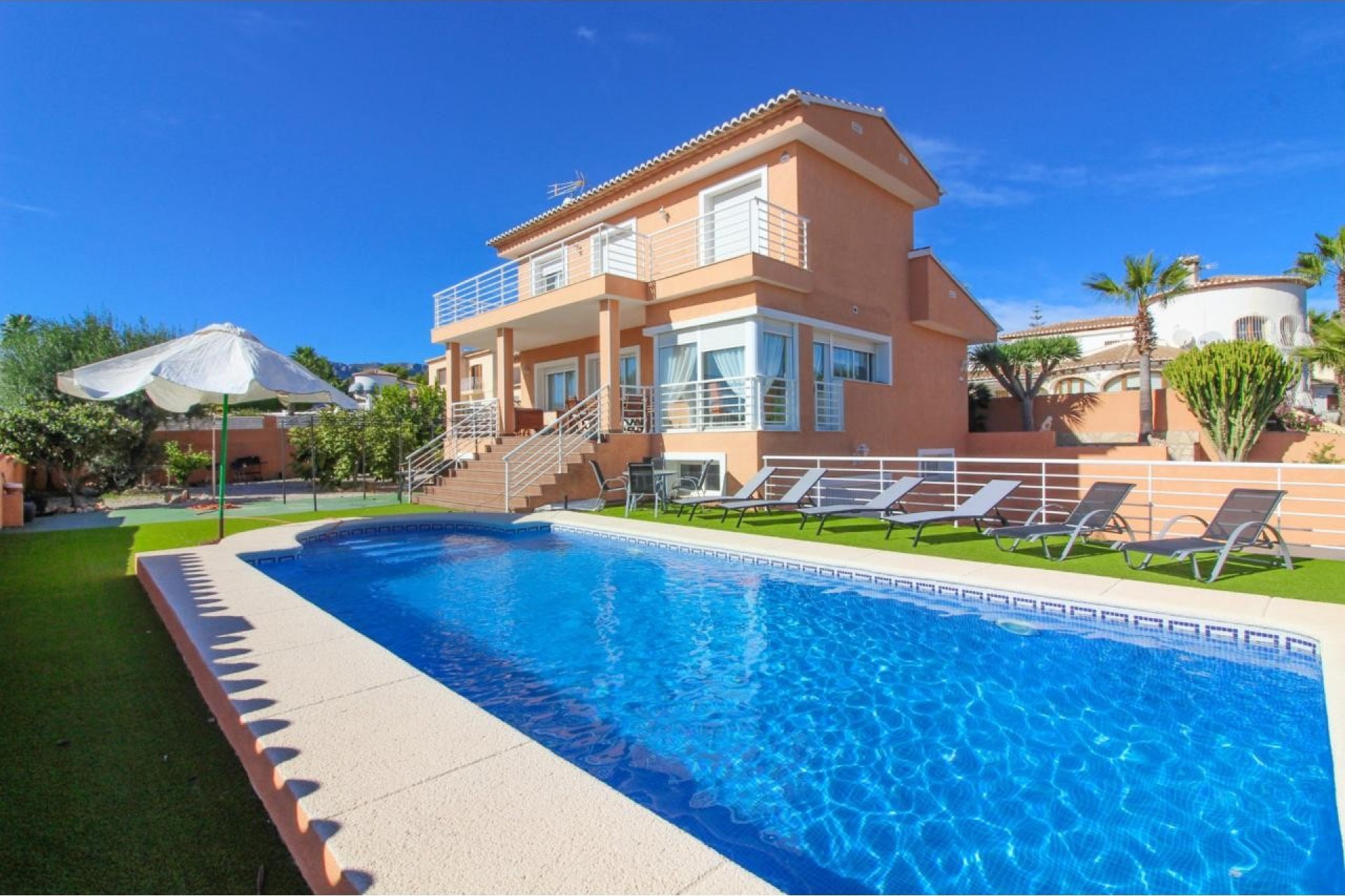 Resale - Villa -
Calpe - Cometa