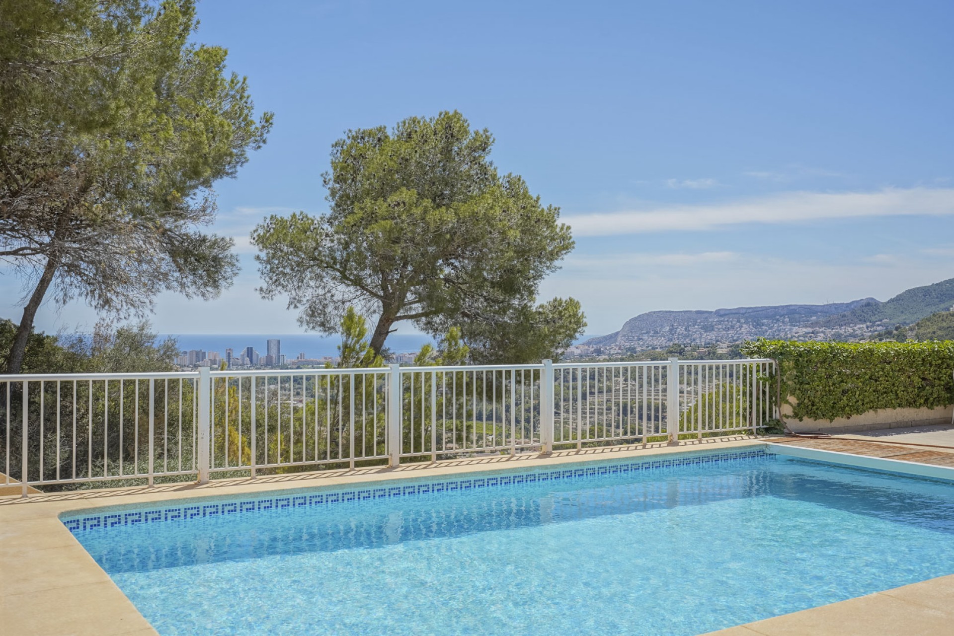 Resale - Villa -
Calpe - La Empedrola