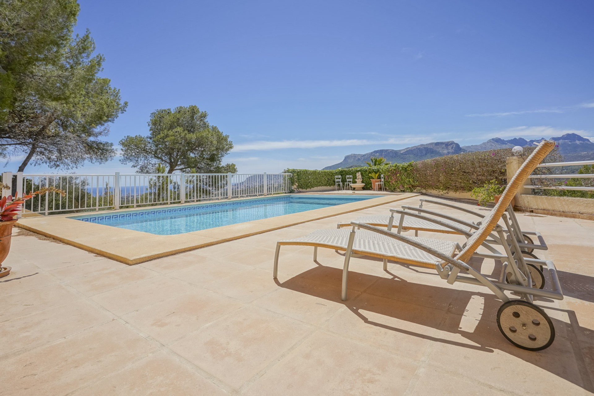 Resale - Villa -
Calpe - La Empedrola