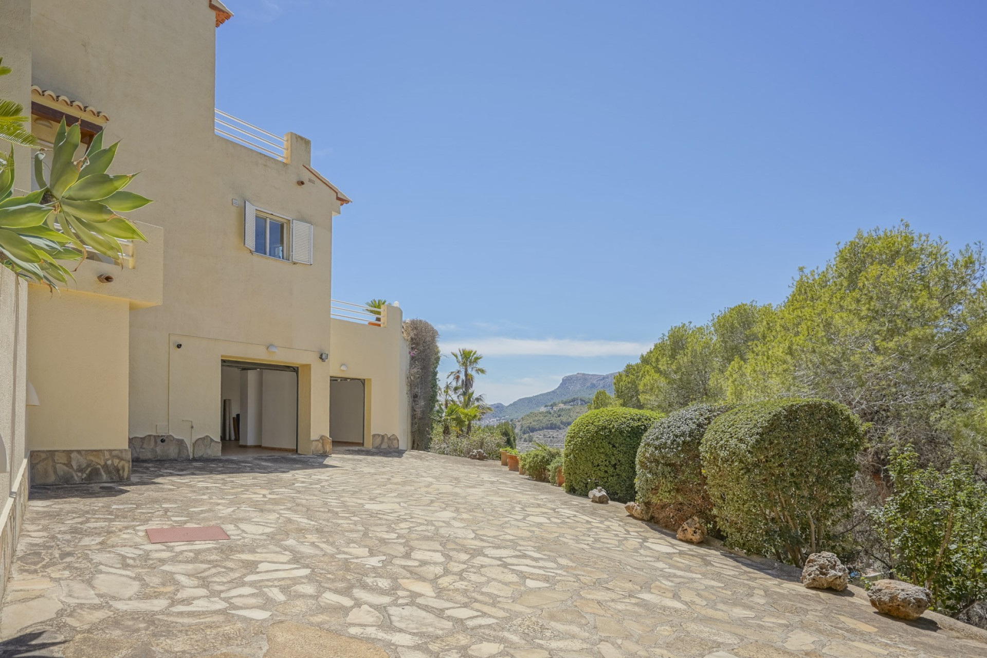 Resale - Villa -
Calpe - La Empedrola