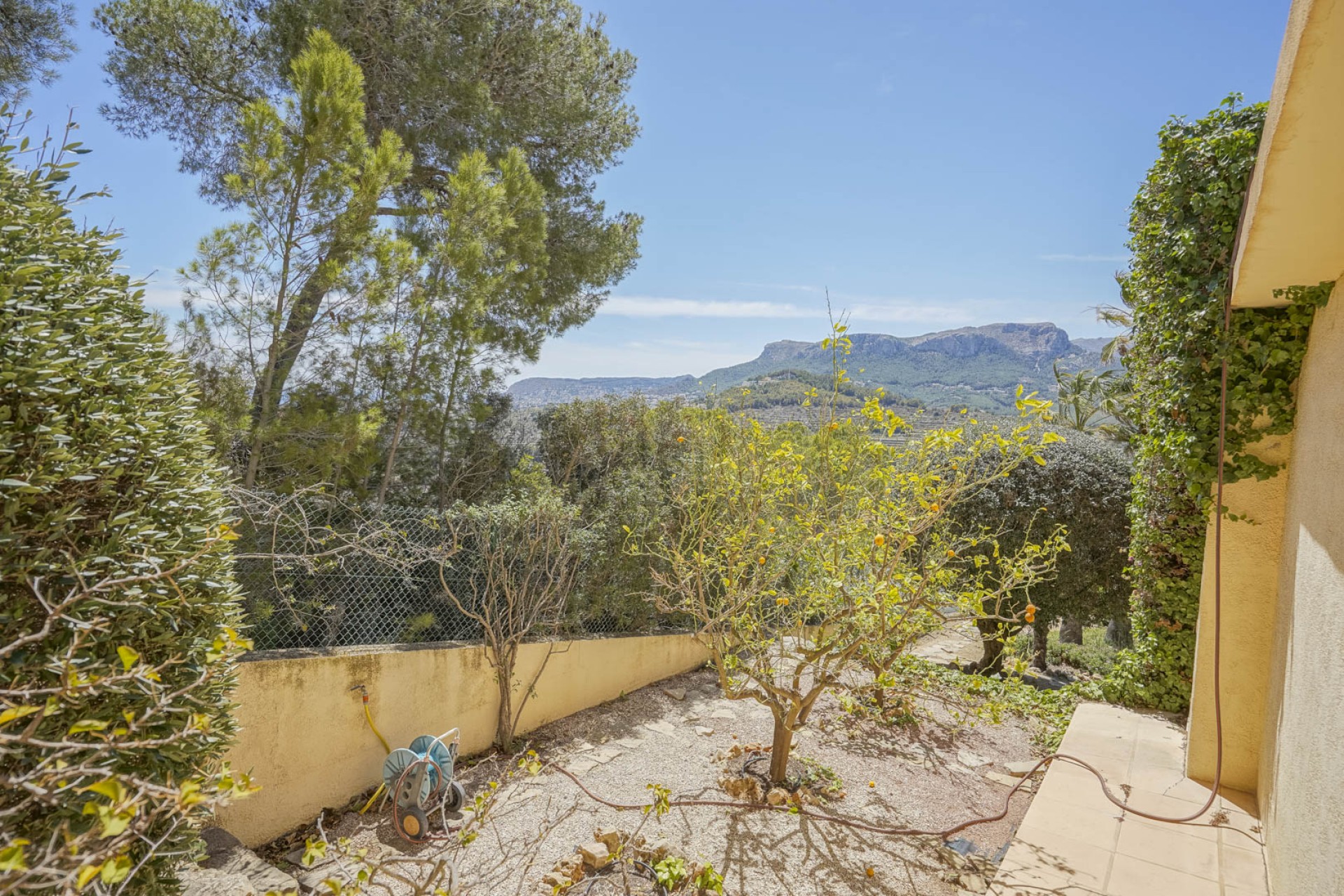 Resale - Villa -
Calpe - La Empedrola