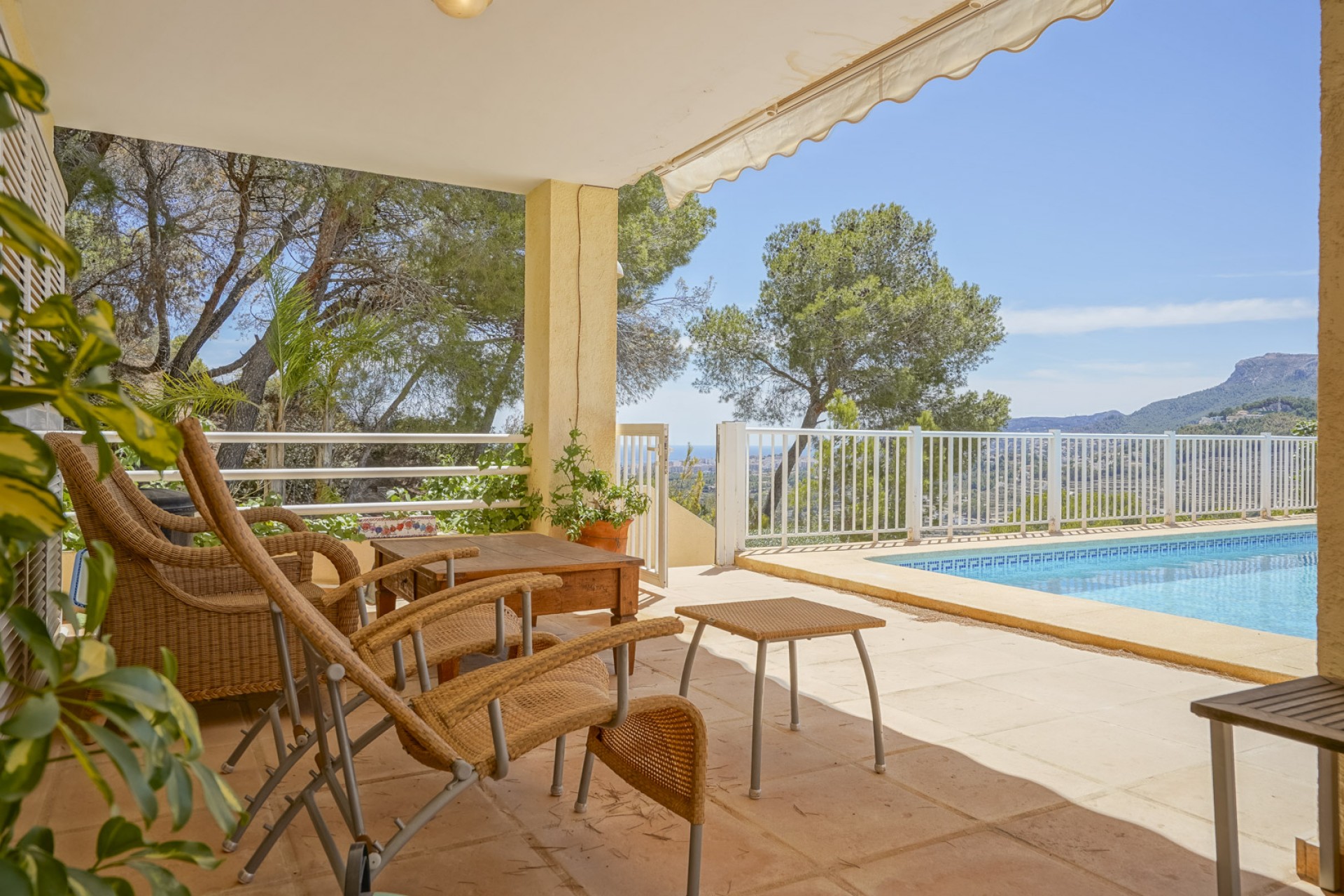 Resale - Villa -
Calpe - La Empedrola