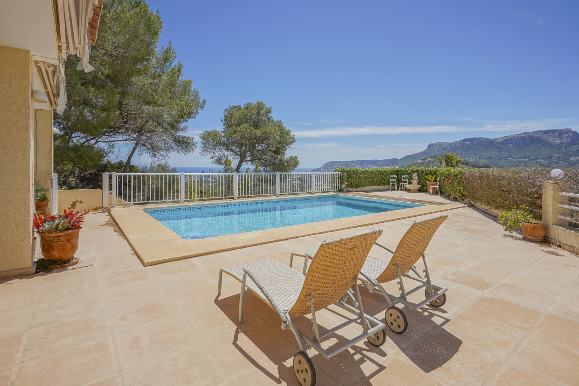 Resale - Villa -
Calpe - La Empedrola