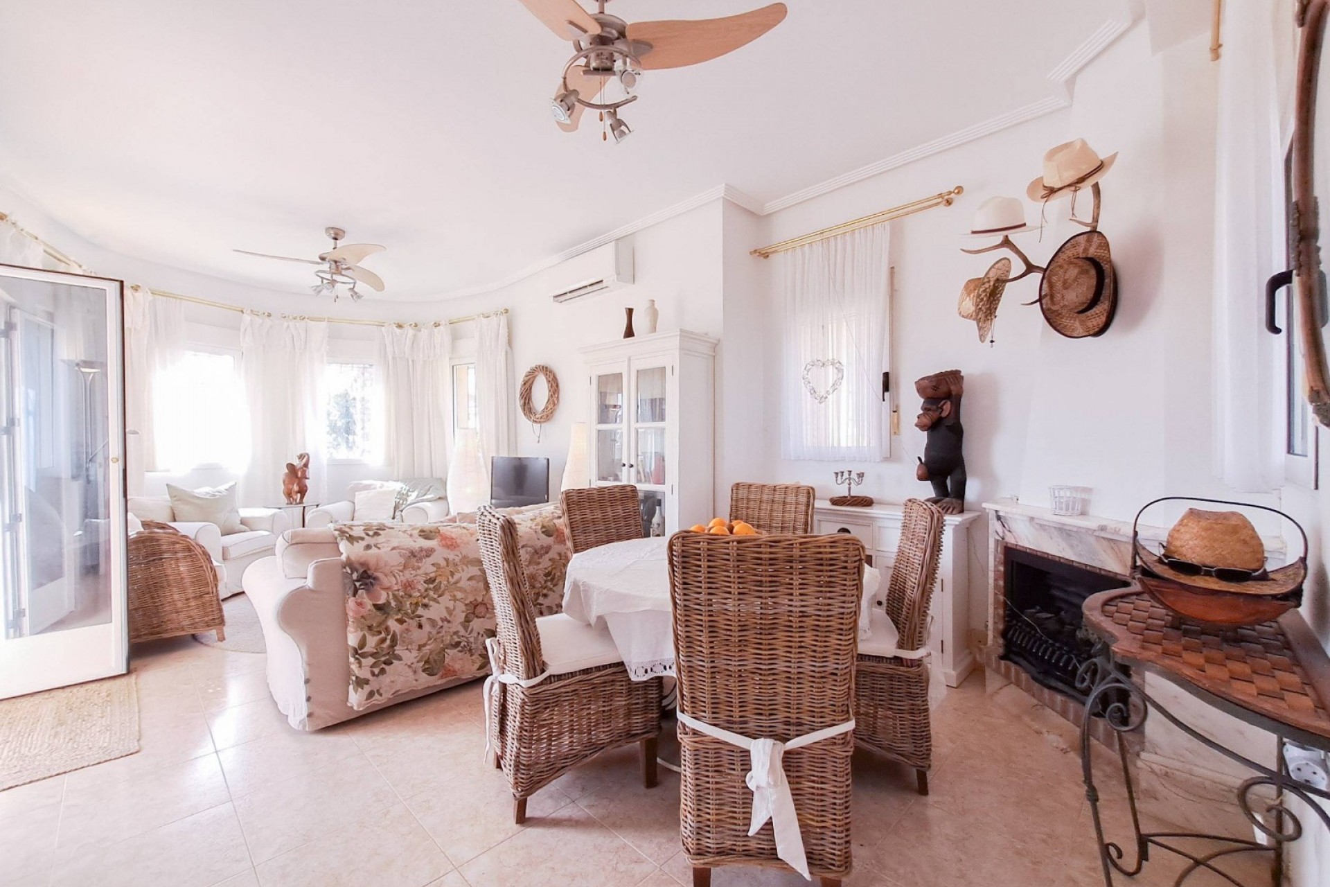 Resale - Villa -
Dehesa de Campoamor