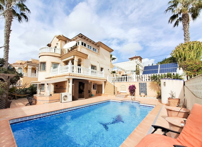 Resale - Villa -
Dehesa de Campoamor