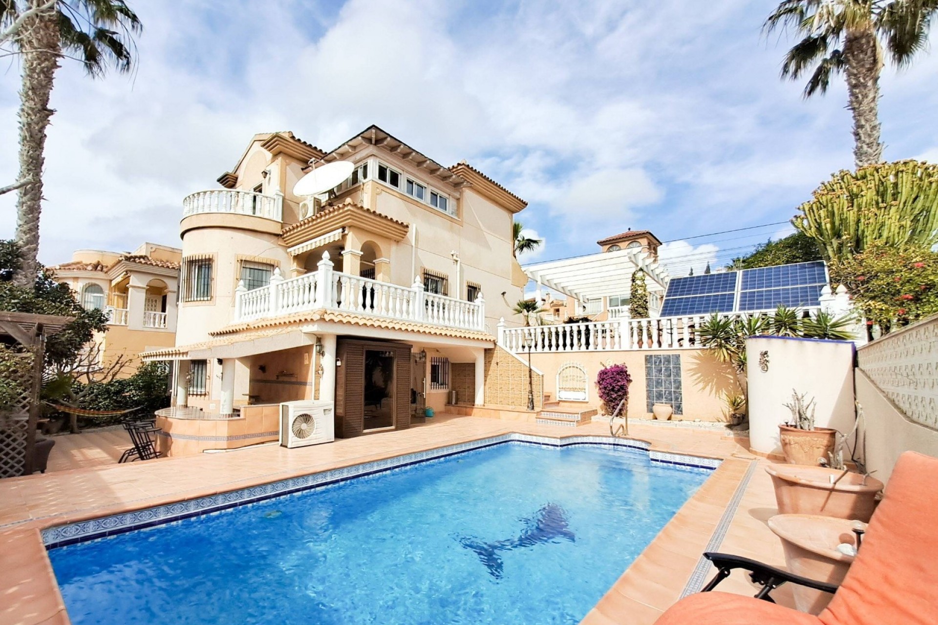 Resale - Villa -
Dehesa de Campoamor