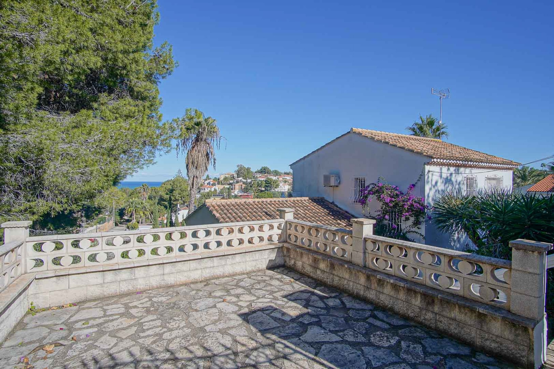 Resale - Villa -
Denia - Altomira