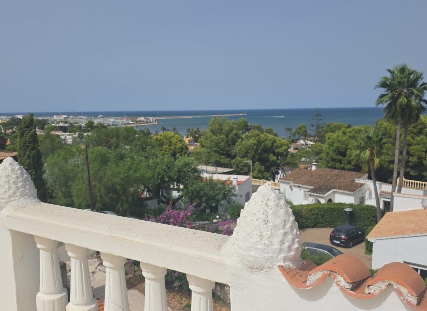 Resale - Villa -
Denia