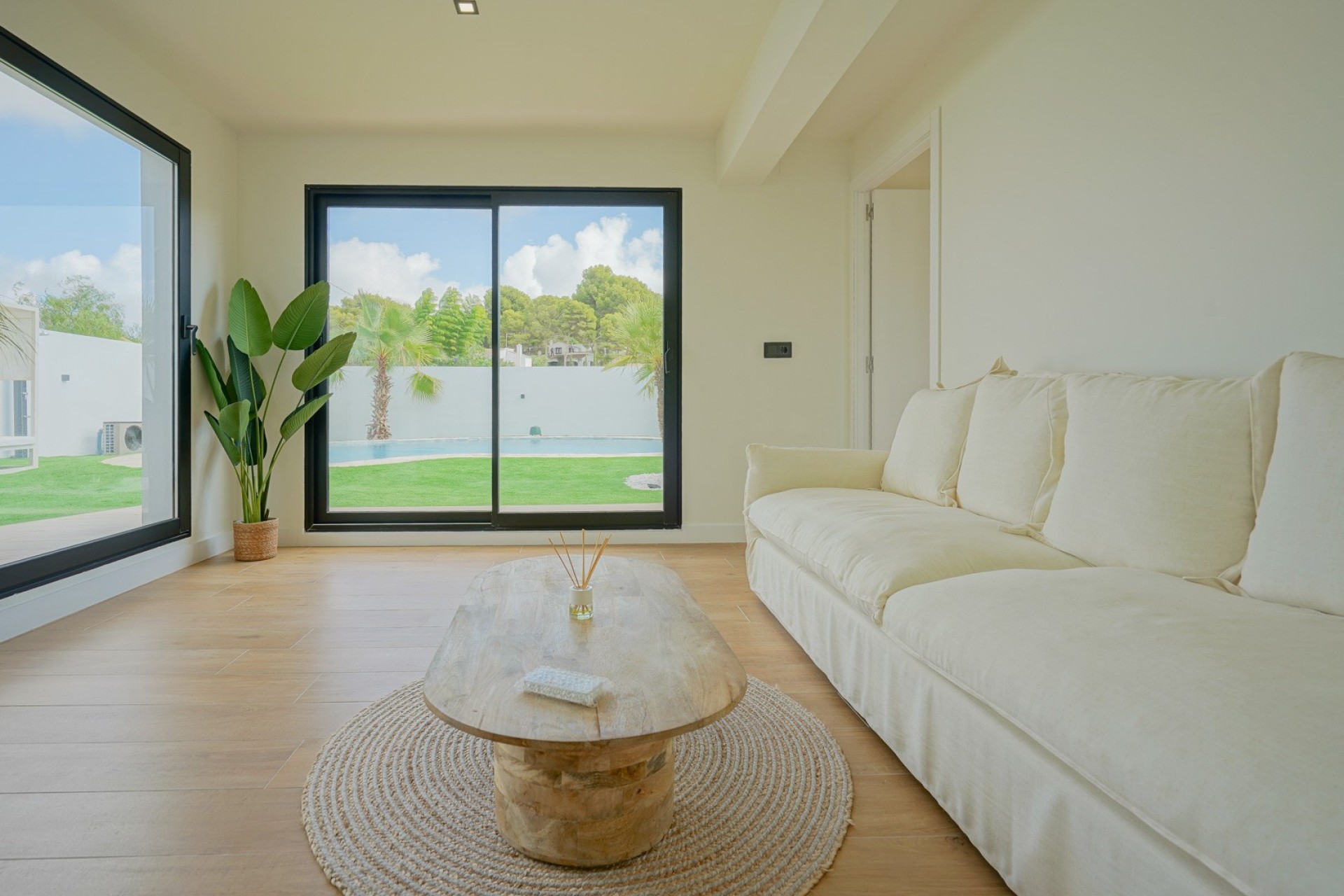 Resale - Villa -
Denia