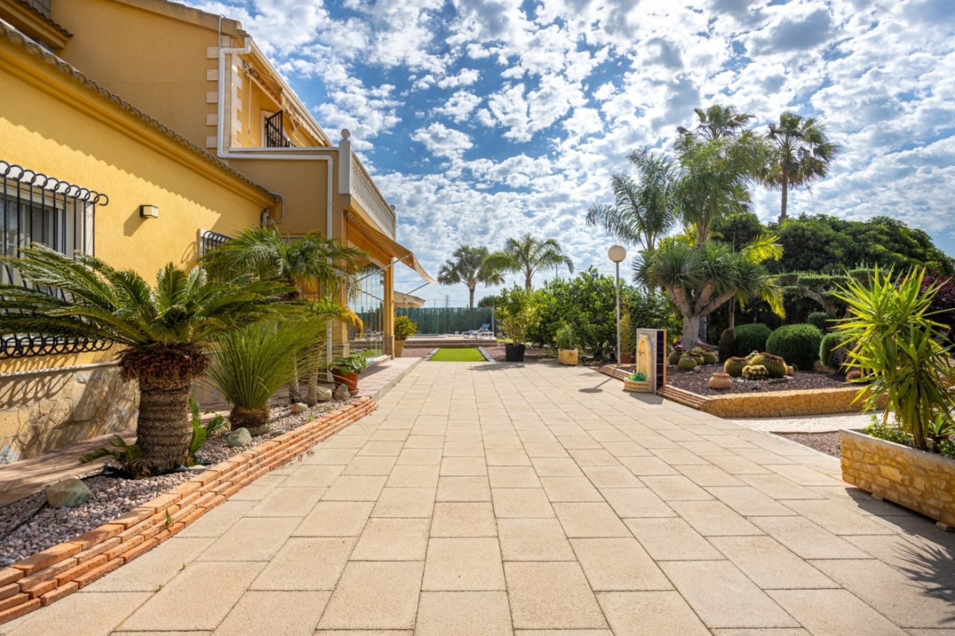 Resale - Villa -
Elche