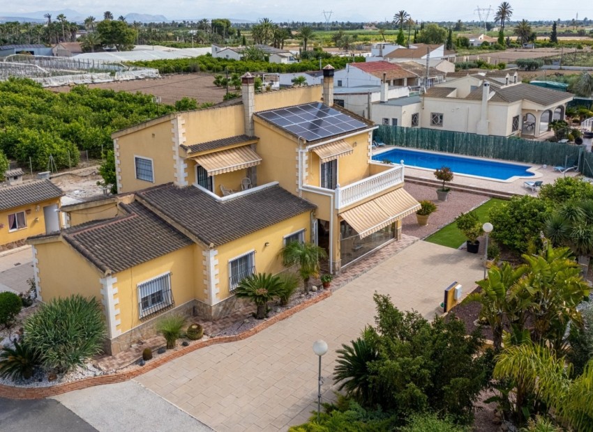 Resale - Villa -
Elche