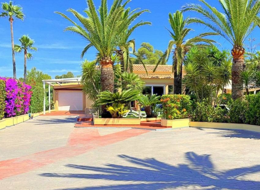 Resale - Villa -
Jávea - Costa Nova