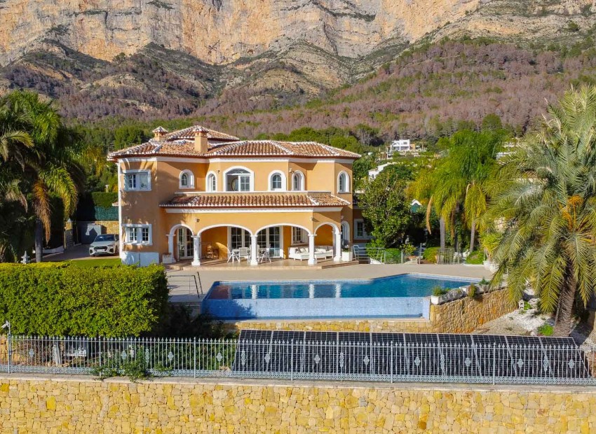 Resale - Villa -
Jávea - El Garroferal