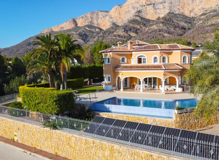 Resale - Villa -
Jávea - El Garroferal