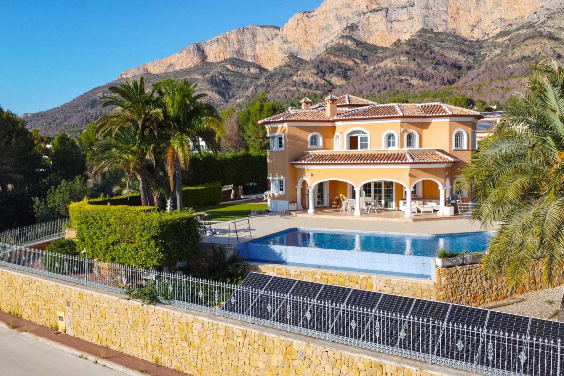 Resale - Villa -
Jávea - El Garroferal