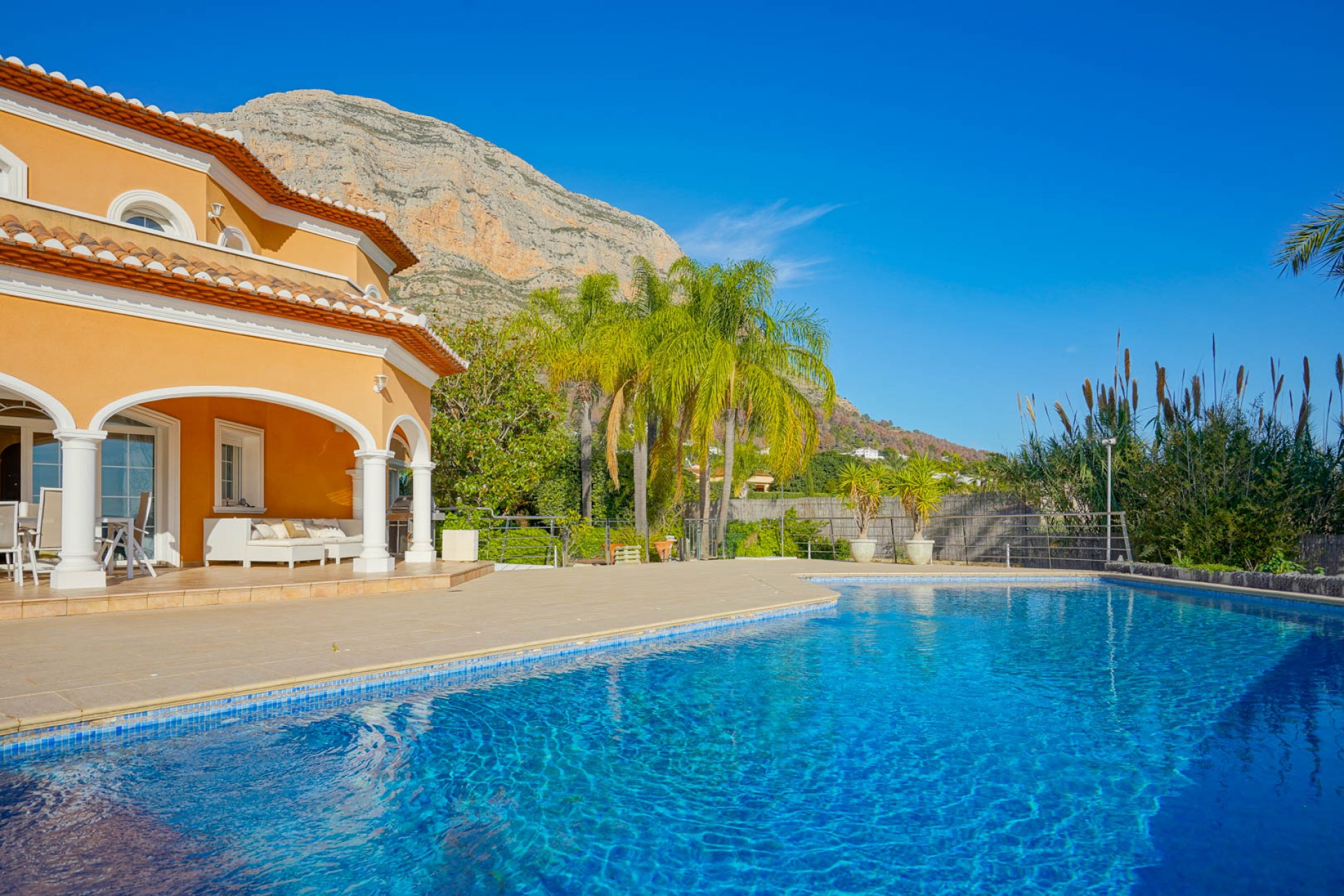 Resale - Villa -
Jávea - El Garroferal