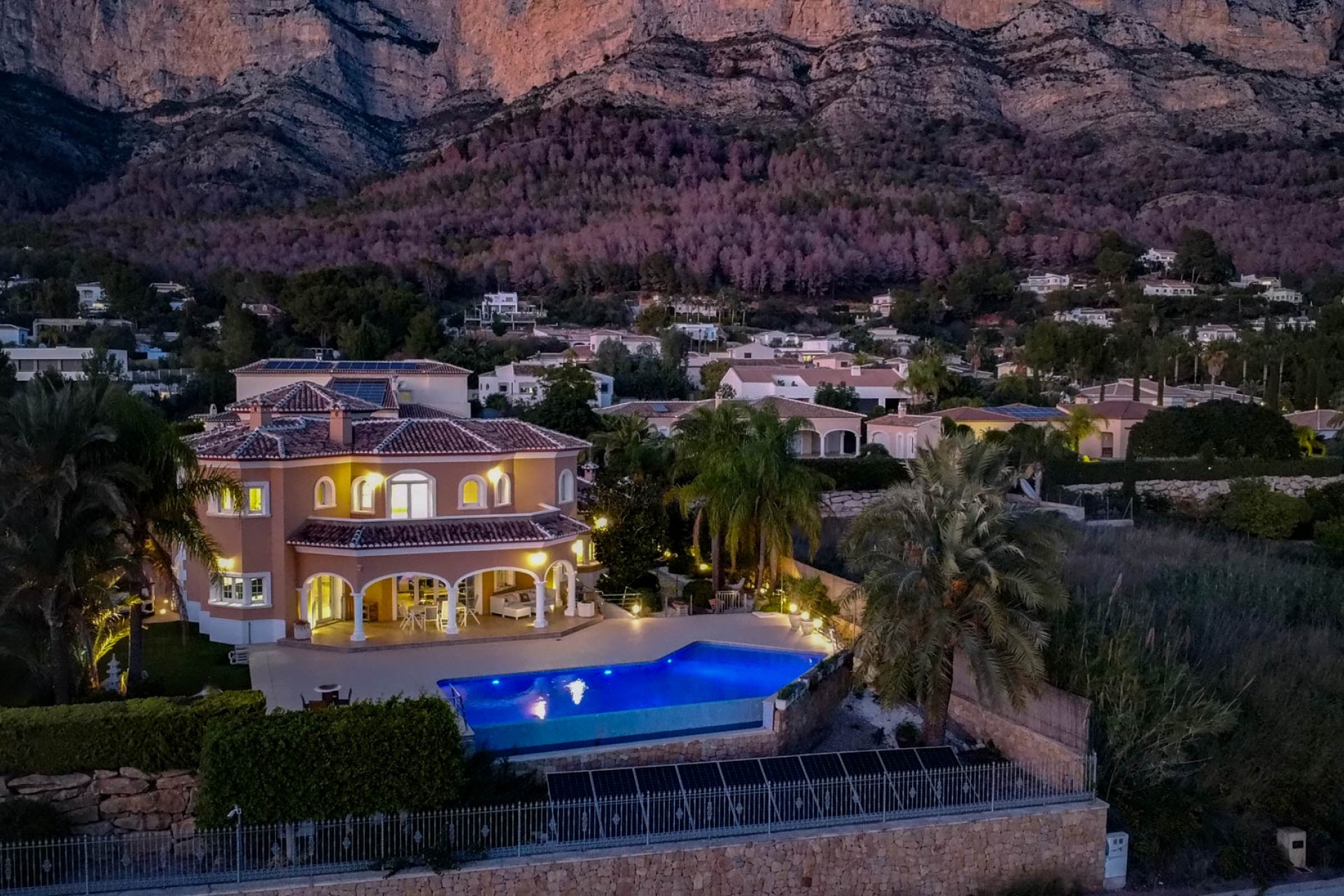 Resale - Villa -
Jávea - El Garroferal