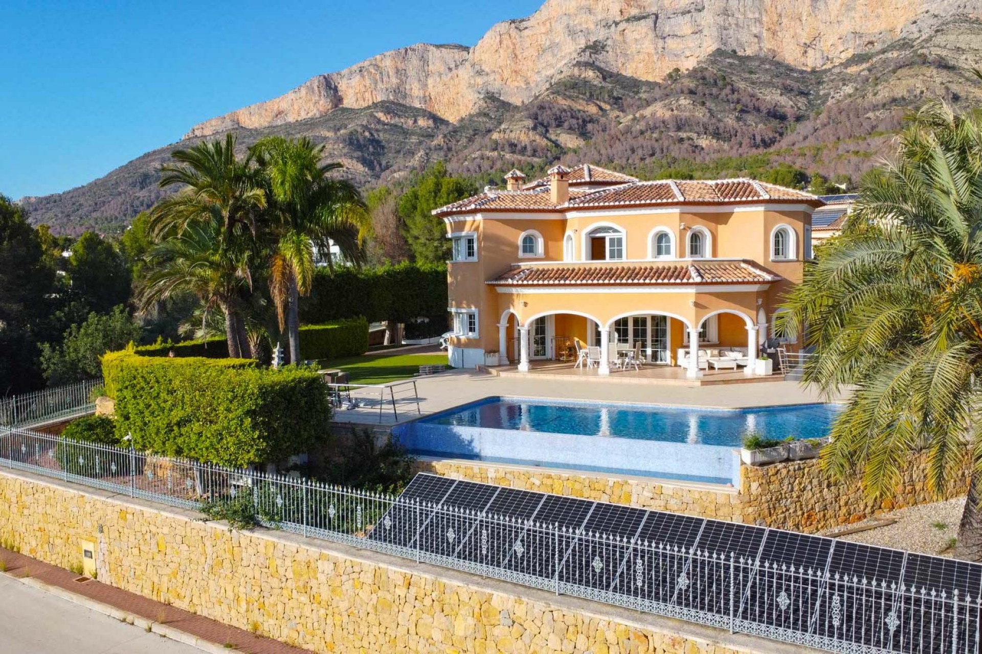 Resale - Villa -
Jávea - El Garroferal