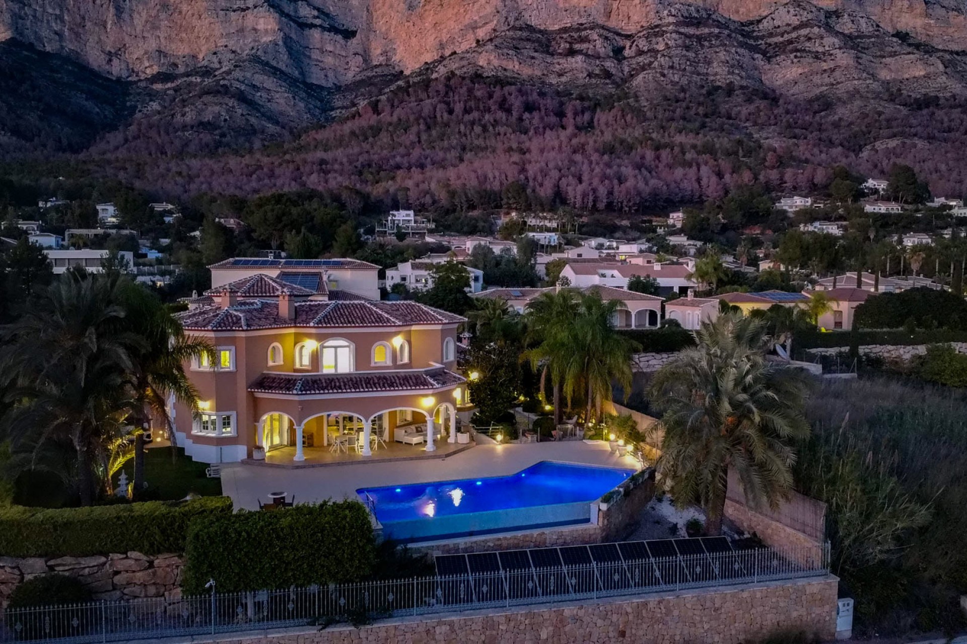 Resale - Villa -
Jávea - El Garroferal