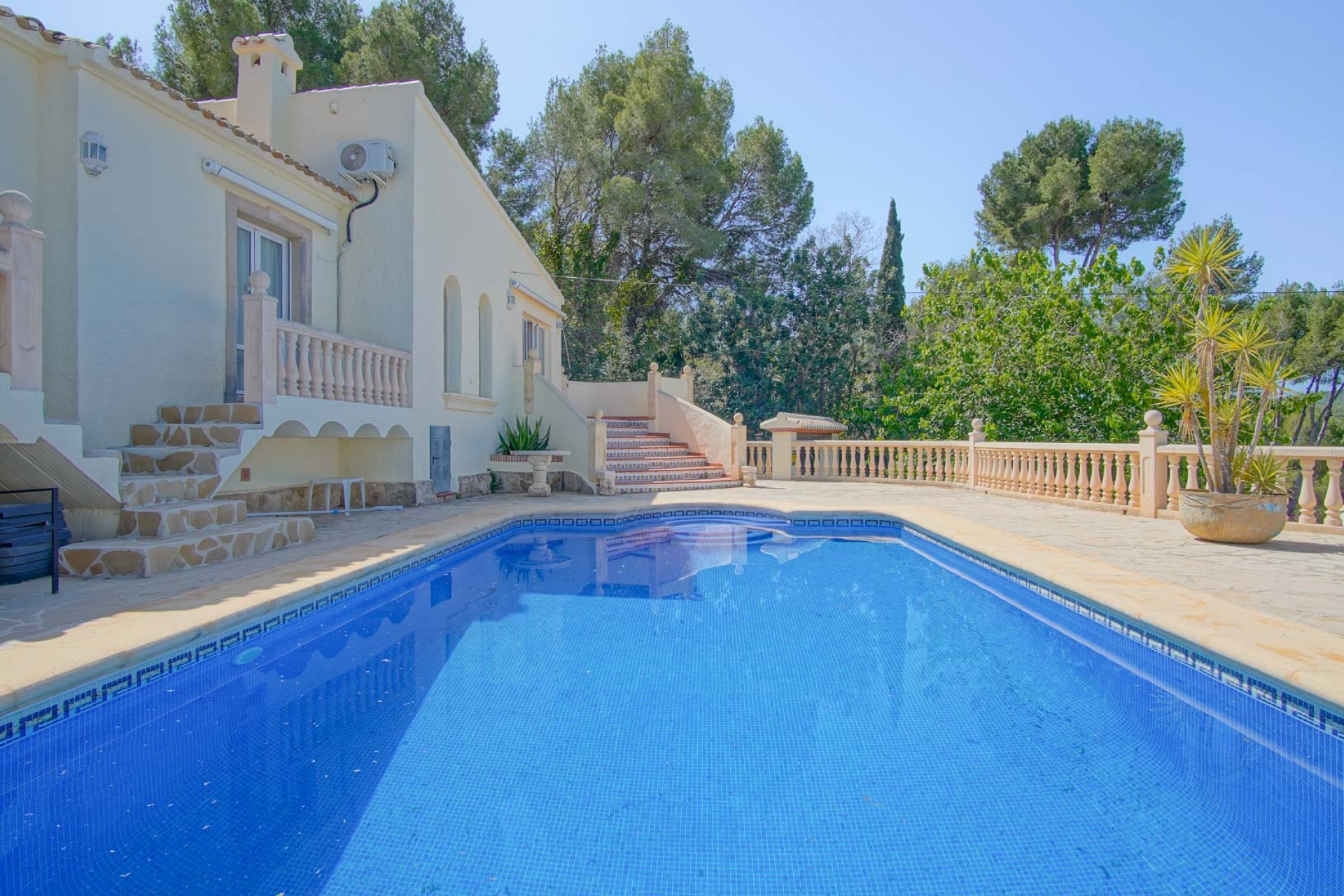 Resale - Villa -
Jávea - Rafalet