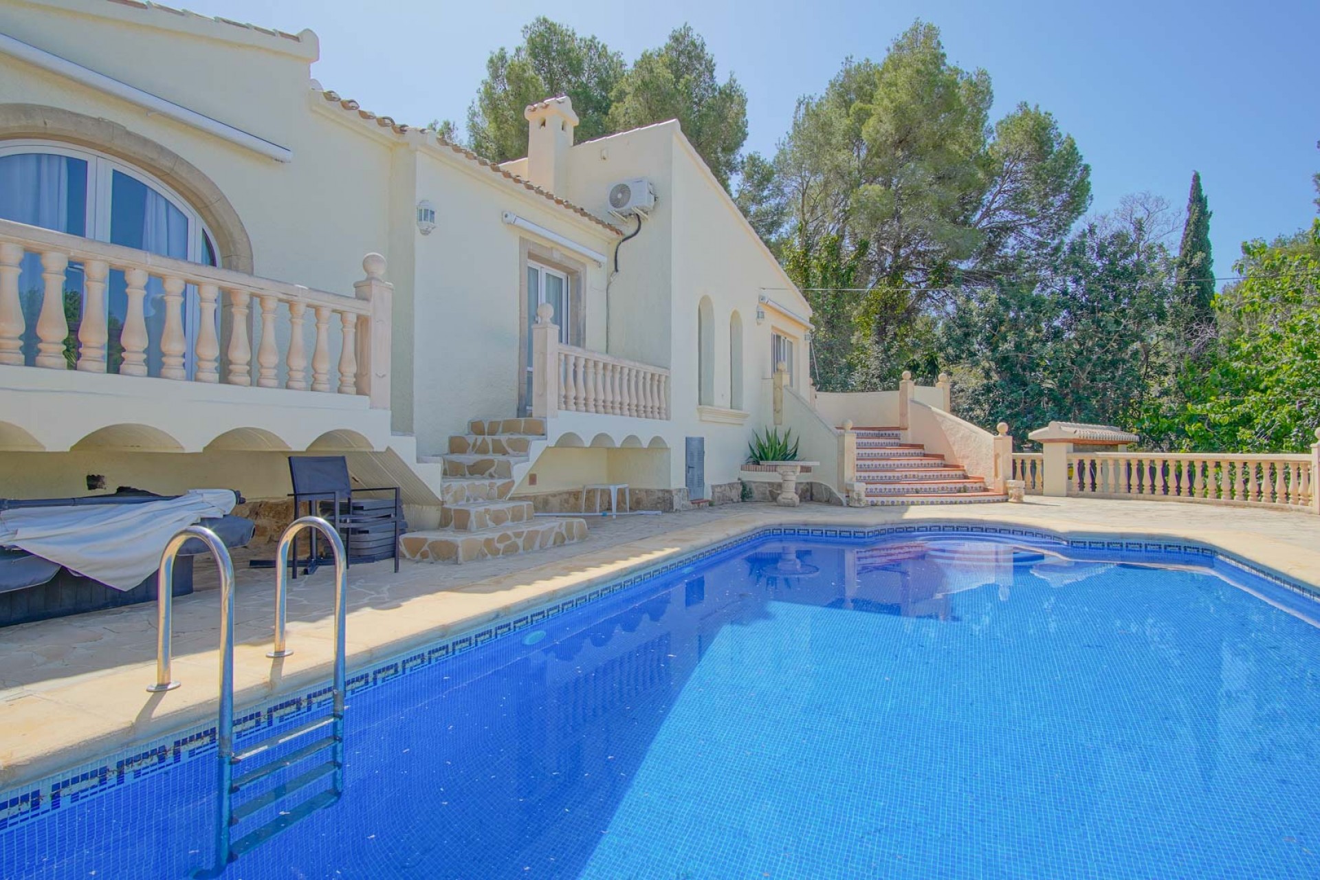 Resale - Villa -
Jávea - Rafalet