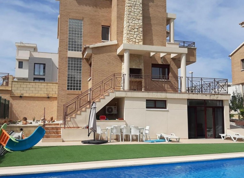 Resale - Villa -
La Nucía