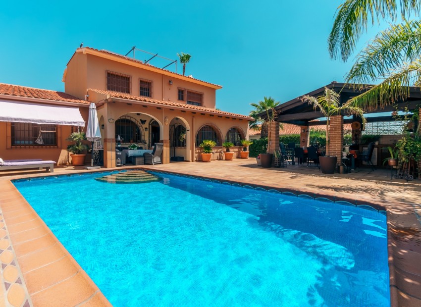 Resale - Villa -
La Nucía