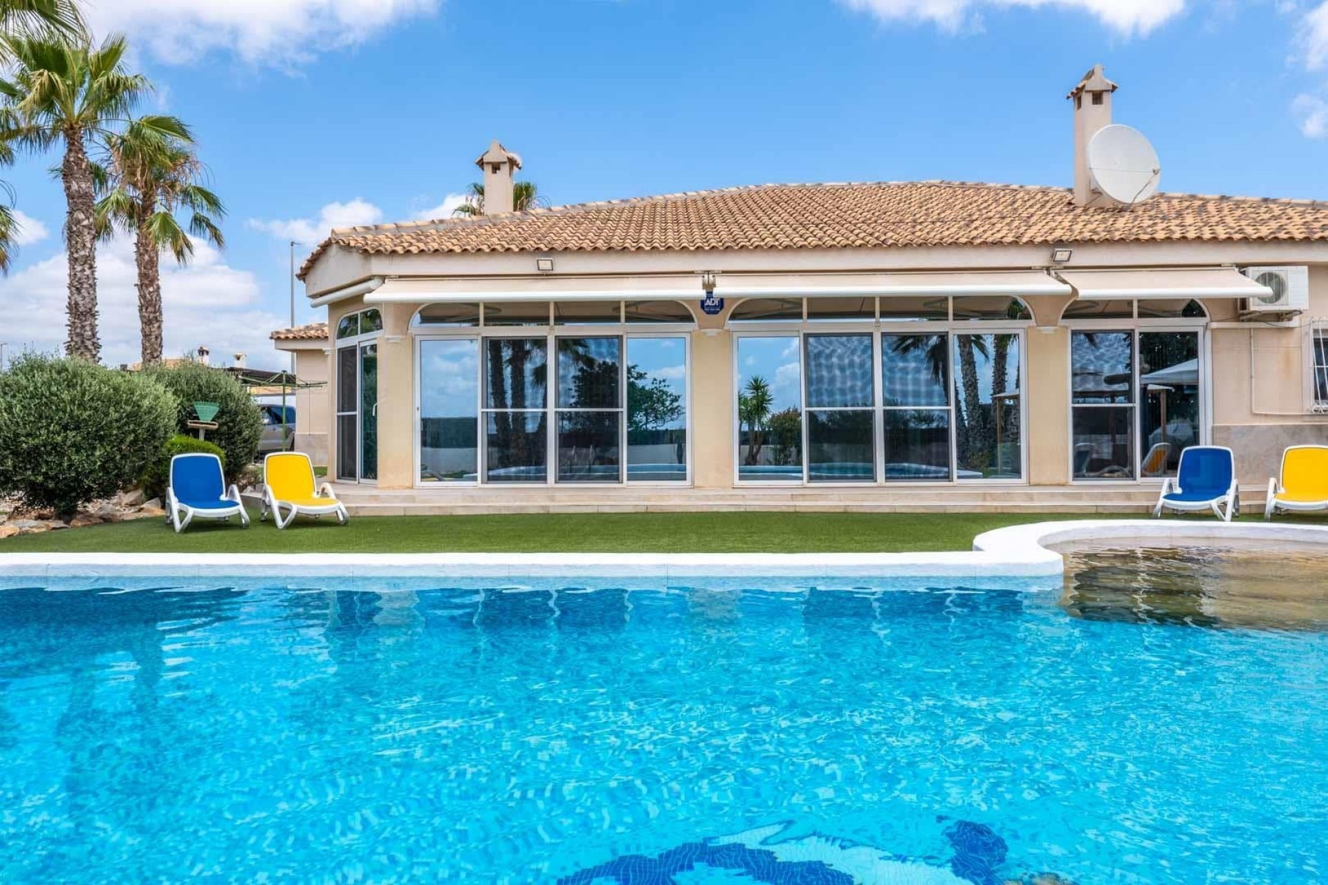 Resale - Villa -
Lo Santiago,