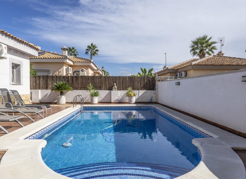 Resale - Villa -
Lo Santiago,