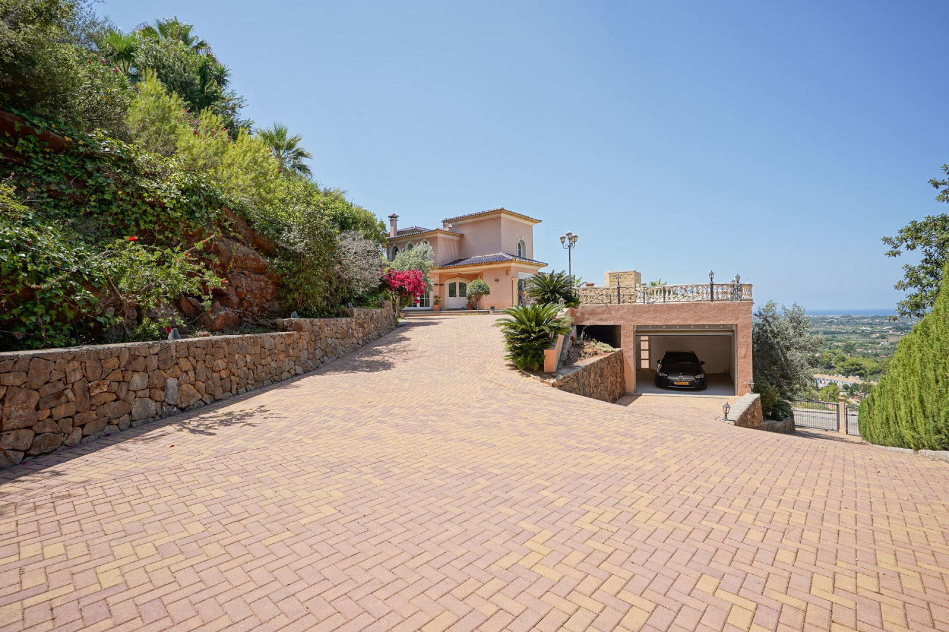 Resale - Villa -
Pedreguer - La Sella