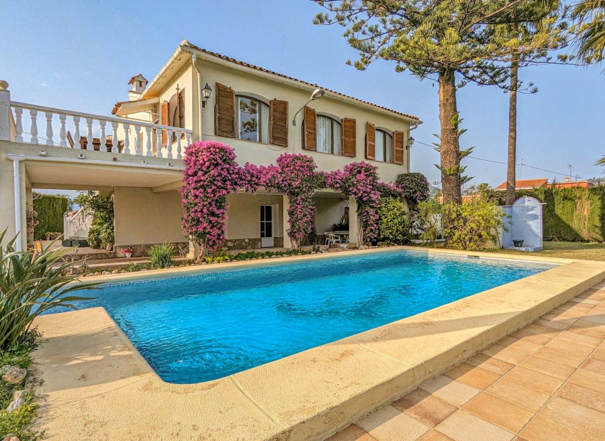 Resale - Villa -
Pedreguer - March