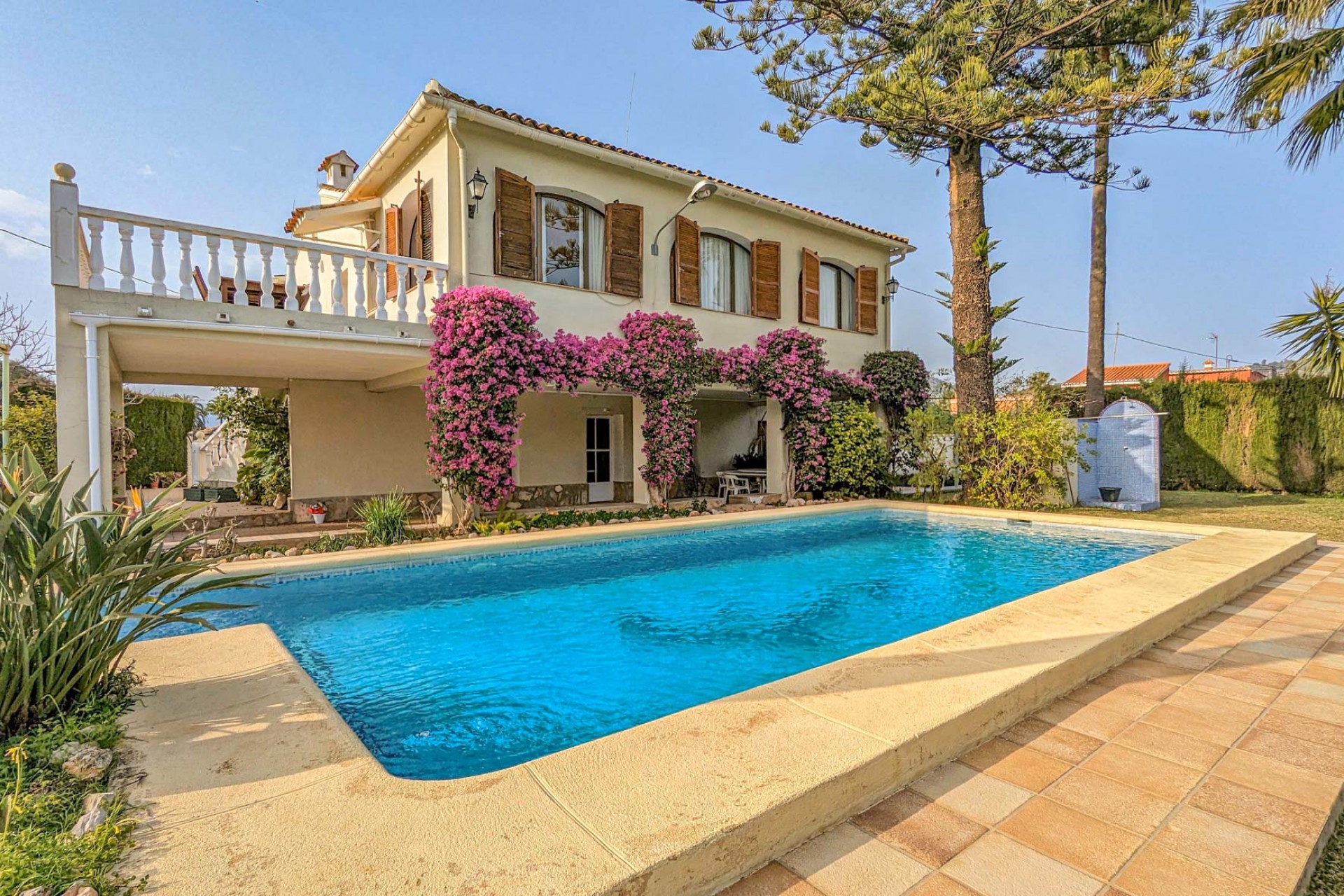 Resale - Villa -
Pedreguer - March