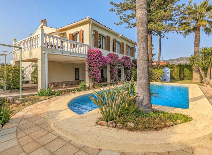 Resale - Villa -
Pedreguer - March