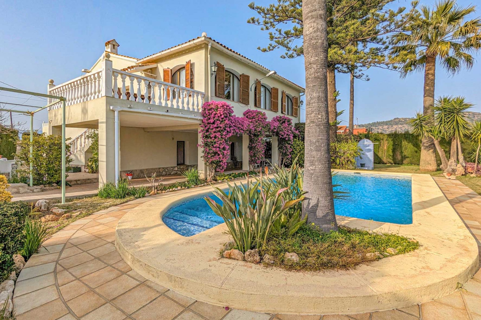 Resale - Villa -
Pedreguer - March