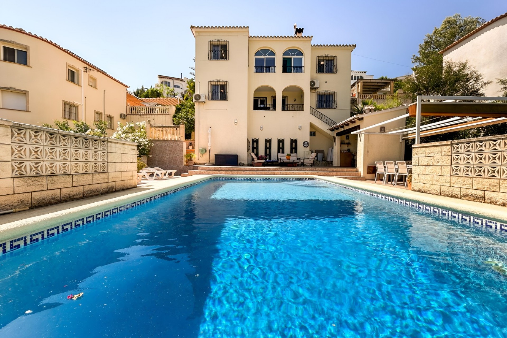 Resale - Villa -
Pedreguer